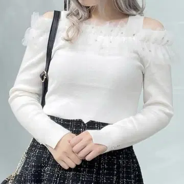 새상품 비쥬 오프숄더 니트 상의 튤 화이트 양산 프릴