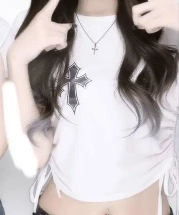 화이트 크로스 프린트 티셔츠