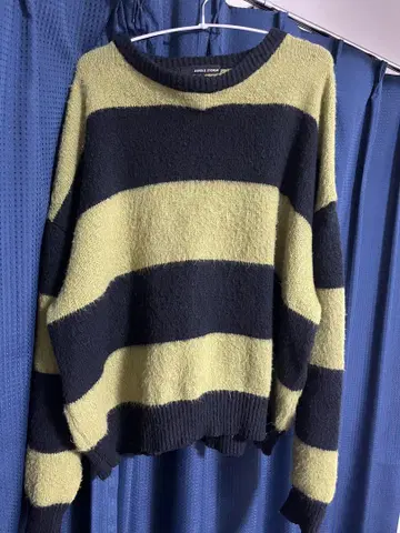카키와 네이비 스트라이프 니트