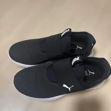 Puma 스트랩 포함 블랙 스니커즈