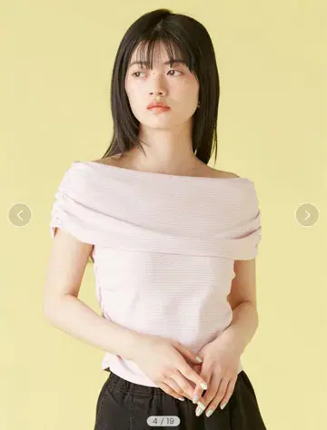 릴리 브라운 오프숄더 티셔츠