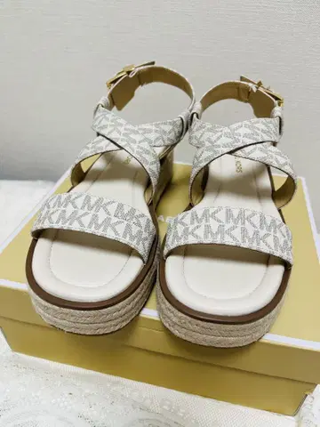 미사용 새상품 Michael Kors 스트랩 샌들 화이트