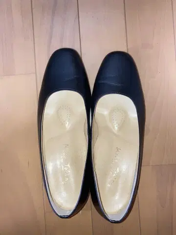 블랙 가죽 펌프스 3.5cm 힐 발둘레 3E