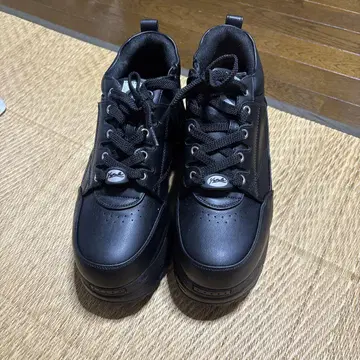 통굽 블랙 스니커즈