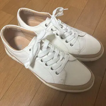 화이트 가죽 로우컷 스니커즈