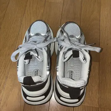 스니커즈 실버