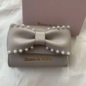Maison de FLEUR 리본 포함 3단 폴더형 지갑