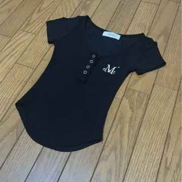MUCENT 스냅 버튼 크롭 숏 T셔츠
