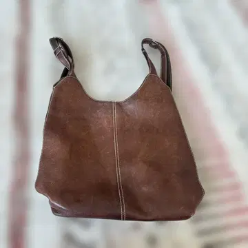 브라운 가죽 숄더백은 백팩으로도 사용할 수 있습니다