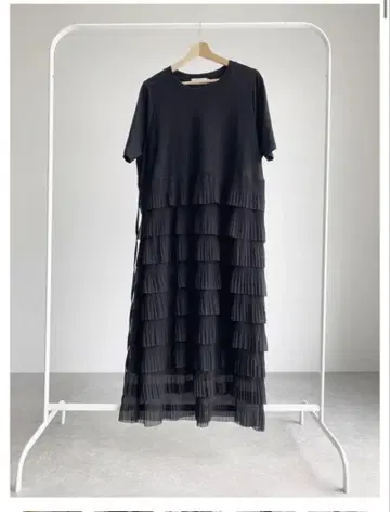 프릴 디자인 블랙 티셔츠 원피스