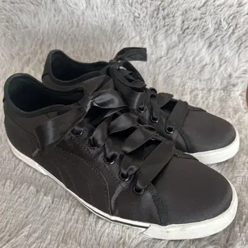 새상품급 PUMA 새틴 스니커즈 리본 22.5 에코 오소라이트