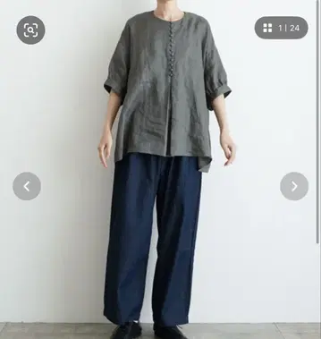 늑대와 창가에 놓인 작은 등불 tandey