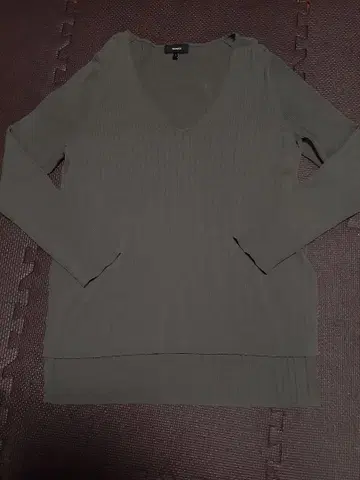 Theory 올리브 그린 V넥 L