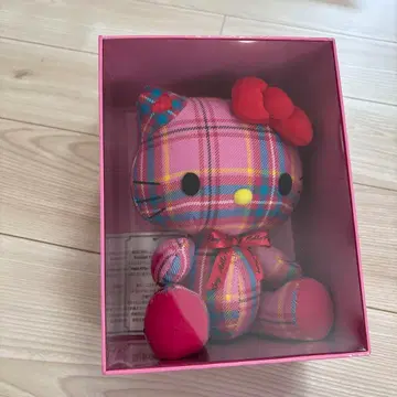 초레어 35주년 기념 헬로키티 타탄 체크 패턴 봉제 인형