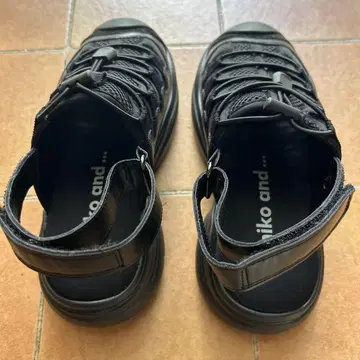 블랙 메쉬 스포츠 샌들