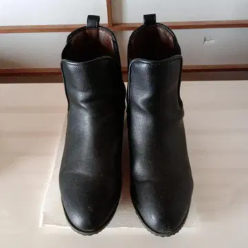 블랙 가죽 부티