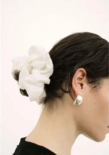 CLANE LINEN MEDIUM SCRUNCHIE 화이트 스크런치