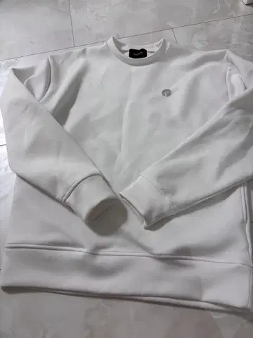 REZARD 화이트 맨투맨 미착용