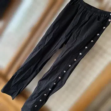 돼지 자수 디자인 블랙 팬츠