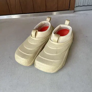 Crocs 베이지 슬립온