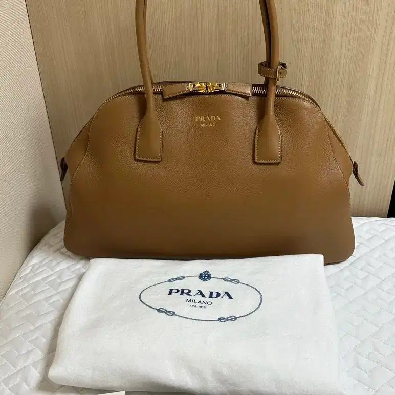 프라다 레터링로고 집어라운드 레더 숄더 토트백(매장가 645만원) 사진 7