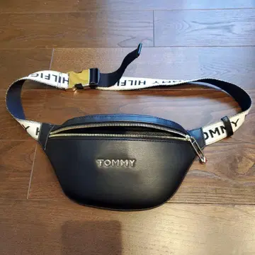 TOMMY HILFIGER 블랙 웨스트 파우치