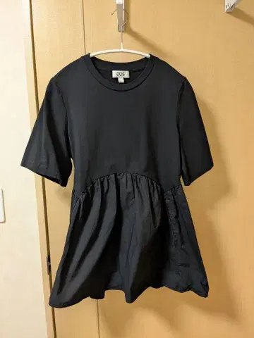 COS 반팔 페플럼 플레어 블랙 S 사이즈
