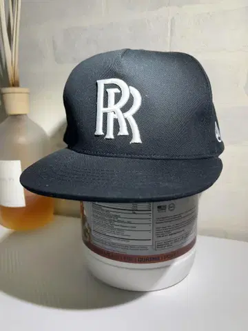 블랙 RR 로고 플랫 브림 캡
