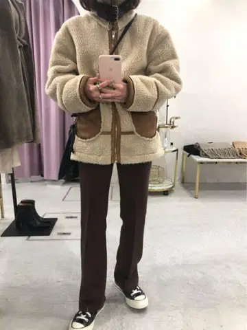 보아 자켓 크림색 가죽 포켓 부착