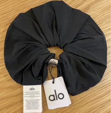 alo 블랙 스크런치 애로우 요가 정품 블랙 머리끈