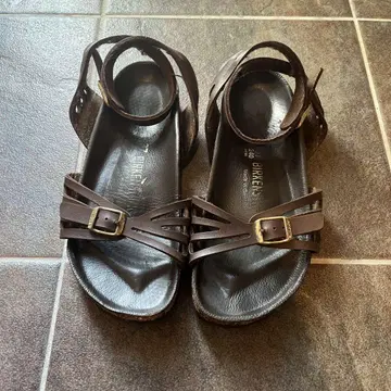 Birkenstock 브라운 스트랩 샌들