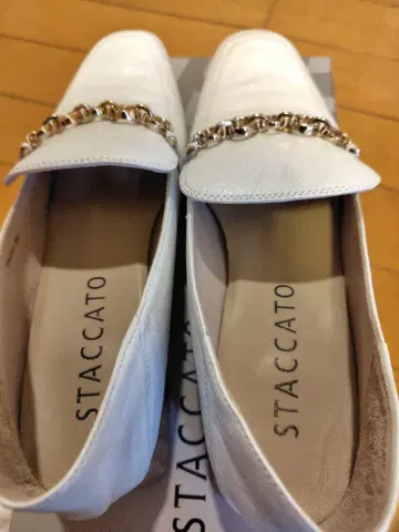 STACCATO 화이트 가죽 로퍼