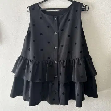 도트 무늬 프릴 슬리브리스 [ VICKY ]