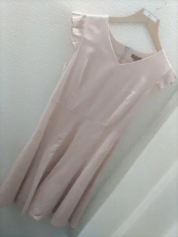 토카 새틴 V넥 플레어 원피스 핑크 TOCCA
