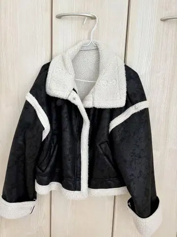 숏 무스탕 코트 블랙 x 화이트