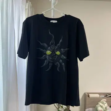 사카낙션 블랙 타 로만 T셔츠