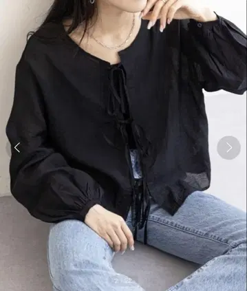 Discoat 시어 앞 리본 블라우스 블랙 디자인 셔츠