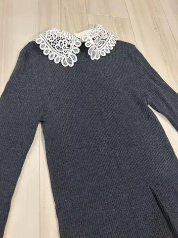 택 포함 새상품 레이스 카라 부착 다크 그레이 니트