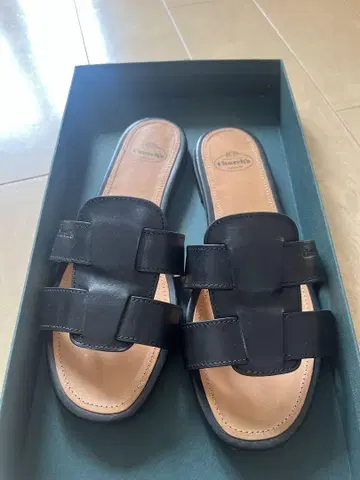 블랙 가죽 샌들