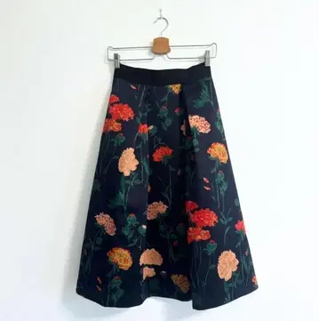 [새상품급] 세븐틴 바이 미호 카와히토 플라워 프린트 플레어 스커트 블랙