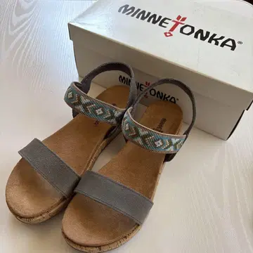 Minnetonka 샌들