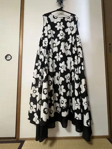 마리메꼬풍 꽃무늬 슬리브리스 원피스