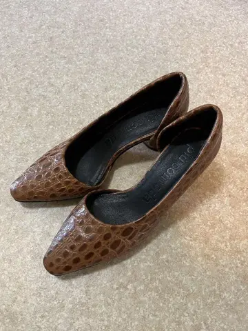 브라운 크로커다일풍 펌프스 중간 힐