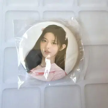 ILLIT 아이릿 민지 럭키 드로우 캔 배지 팬미