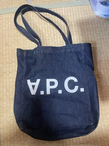 A.P.C. 다크 블루 토트백