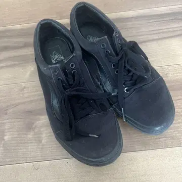 블랙 로우컷 스니커즈