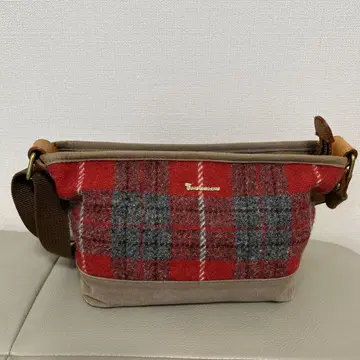 체크 무늬 숄더백