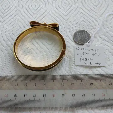 리본 모티브 골드 톤 팔찌, 케이트, 스페이드의 뱅글