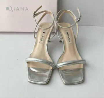 DIANA 다이애나 섬세한 실버 스트랩 샌들 22.5