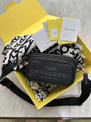 MARC JACOBS THE CROSSBODY 블랙